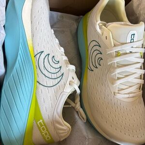 Topo Athletic White teal  Running Shoes men’s size 11